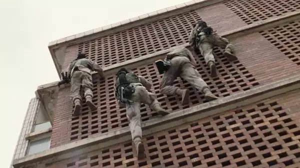 图片[9]-HBO军事动作片：美军到达巴格达之后，B连被这座城市的规模所震惊-魔性次元