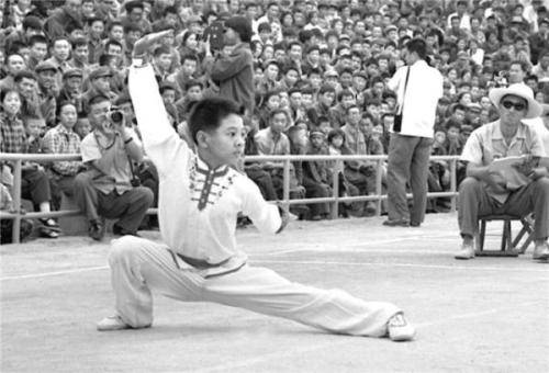12岁就获得了全国武术冠军,16岁带伤参赛,又拿了五块金牌不过在上海