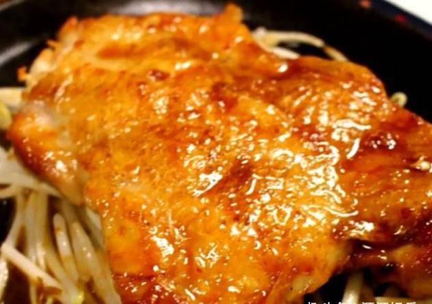 精选美食:干锅土豆片焖鸡,煎鸡排,辣白菜炒饼,酸菜白肉的做法
