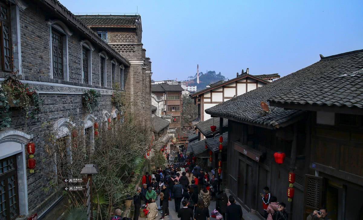 重庆还藏着一处依山傍水的古镇，地理位置优越，出了很多才子