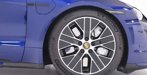 跑车轮毂卡钳 3cc38e24c2734e59bc35e7c2415e1795.jpeg