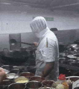 搞笑gif段子:后厨的蒙面大侠,专门炒辣椒的大厨