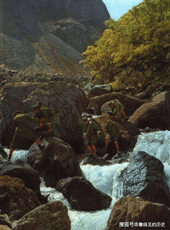 老照片无畏的通信兵翻山越岭接通线路