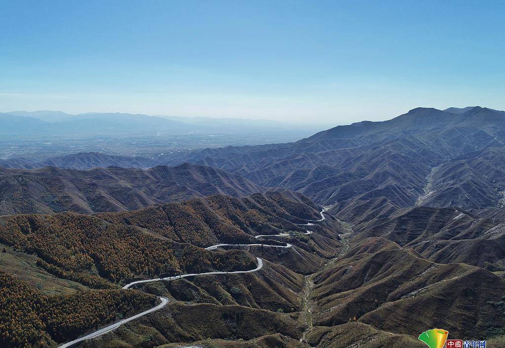 10月6日,山西忻州,雁门关十八弯山路.图片