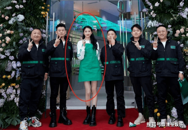 李晨开酒吧最低消费8000元,狂送香槟5200元