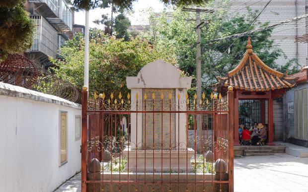 13岁以第一名考入清华大学，死后墓碑竟位于昆明小区内，成为景点
