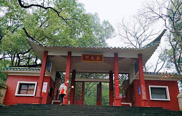 宝庆2500年老城里的公园，这里有东塔和山寺晓钟，景色美如画