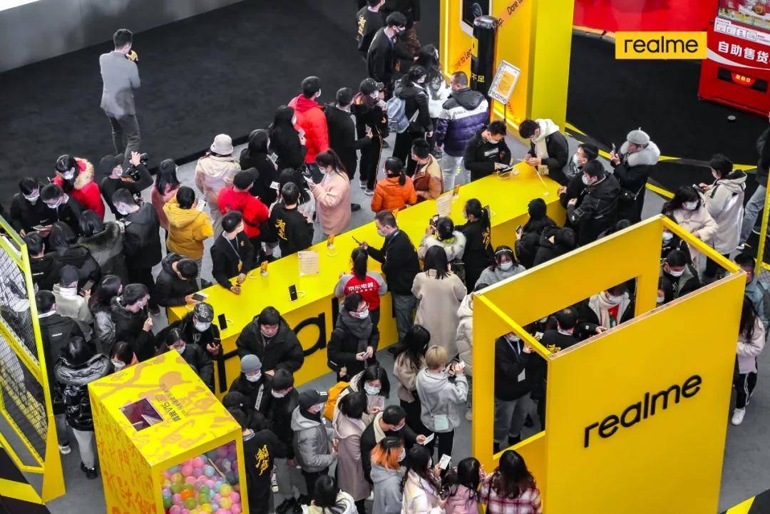 手机|2021年首个爆款，realme真我V15全国3万家门店同步开售