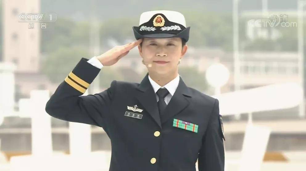 成为中国第一艘航母辽宁舰上的首位 女博士军官,中国海军首位女副舰长