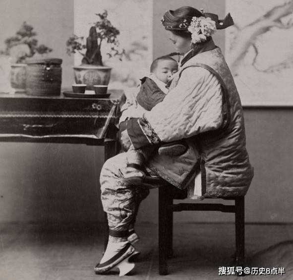 妇女用母乳喂养年幼的孩子
