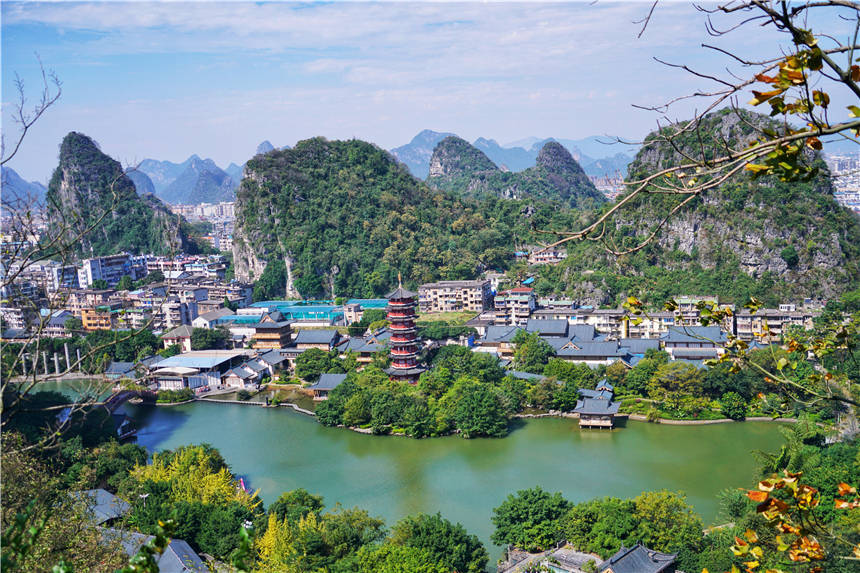 最能代表桂林山水的旅游景点,造型奇特,岩洞里居然全是三花酒
