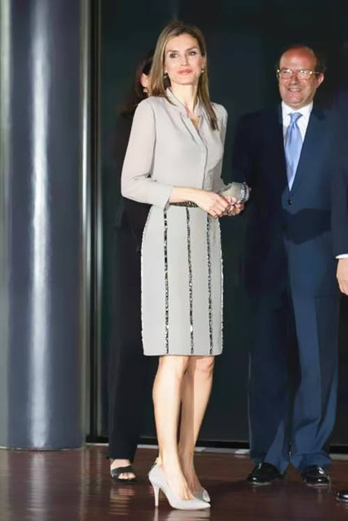 西班牙超美王妃 衣品独特气质高雅 连衣裙穿出高贵职业范