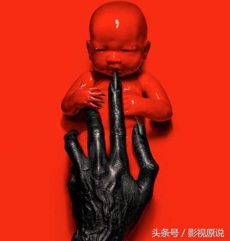 图中,一双黑色干枯的手抱着一个满身是血的婴儿,并且印在红色的背景之