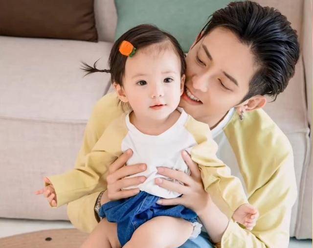 符龙飞女儿生日却被抢走风头,哥哥们幼稚得让人想笑,不料烧饼才是最大