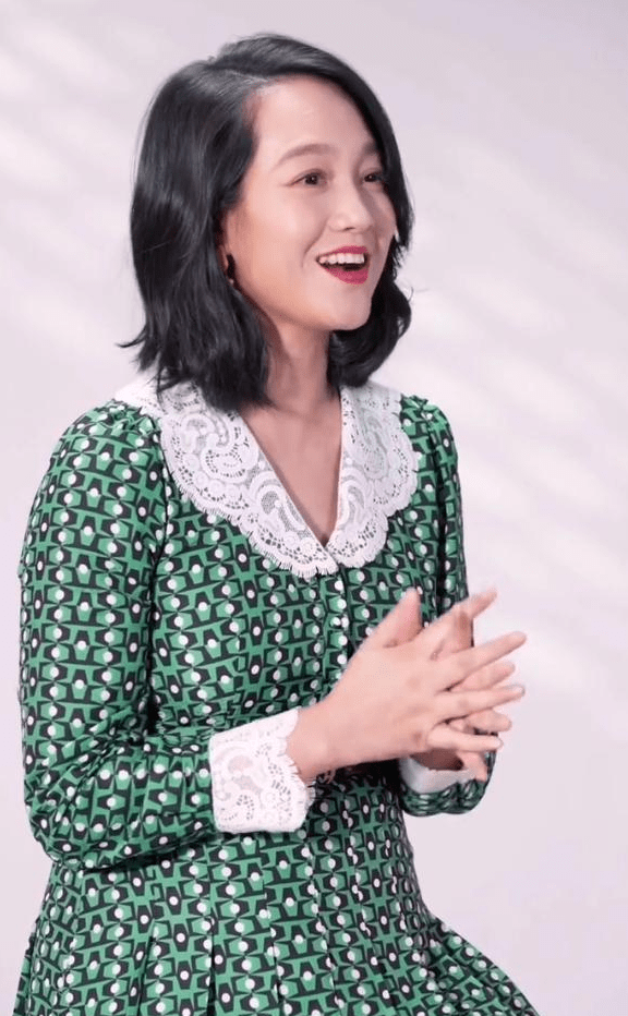 朱丹正式复出!穿小洋装"妈妈肚"还似7月大,脚浮肿硬塞高跟鞋