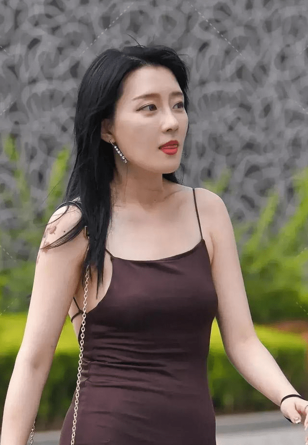 越有自信的女人越漂亮,气质是一种无形的东西,需要用有形的形式去展现