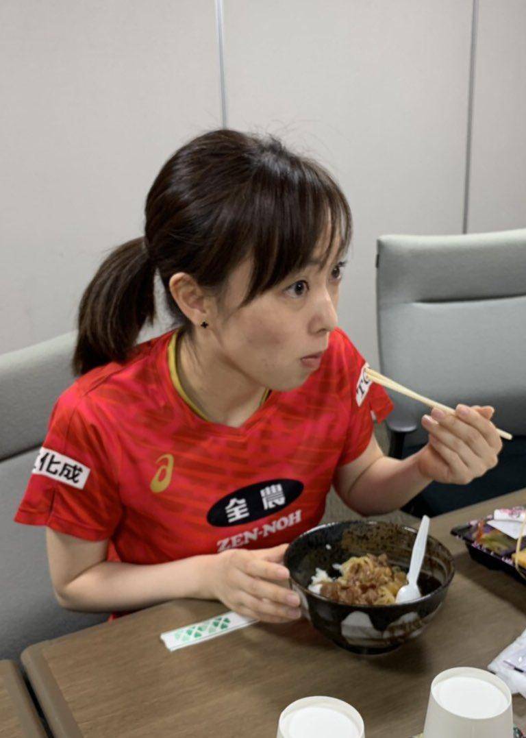 石川佳纯是个可爱小吃货!日本美女队长的奖品,从烤肉券再到大米 牛肉