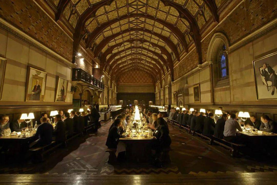 但在牛津大学,食堂可以长这个样子!