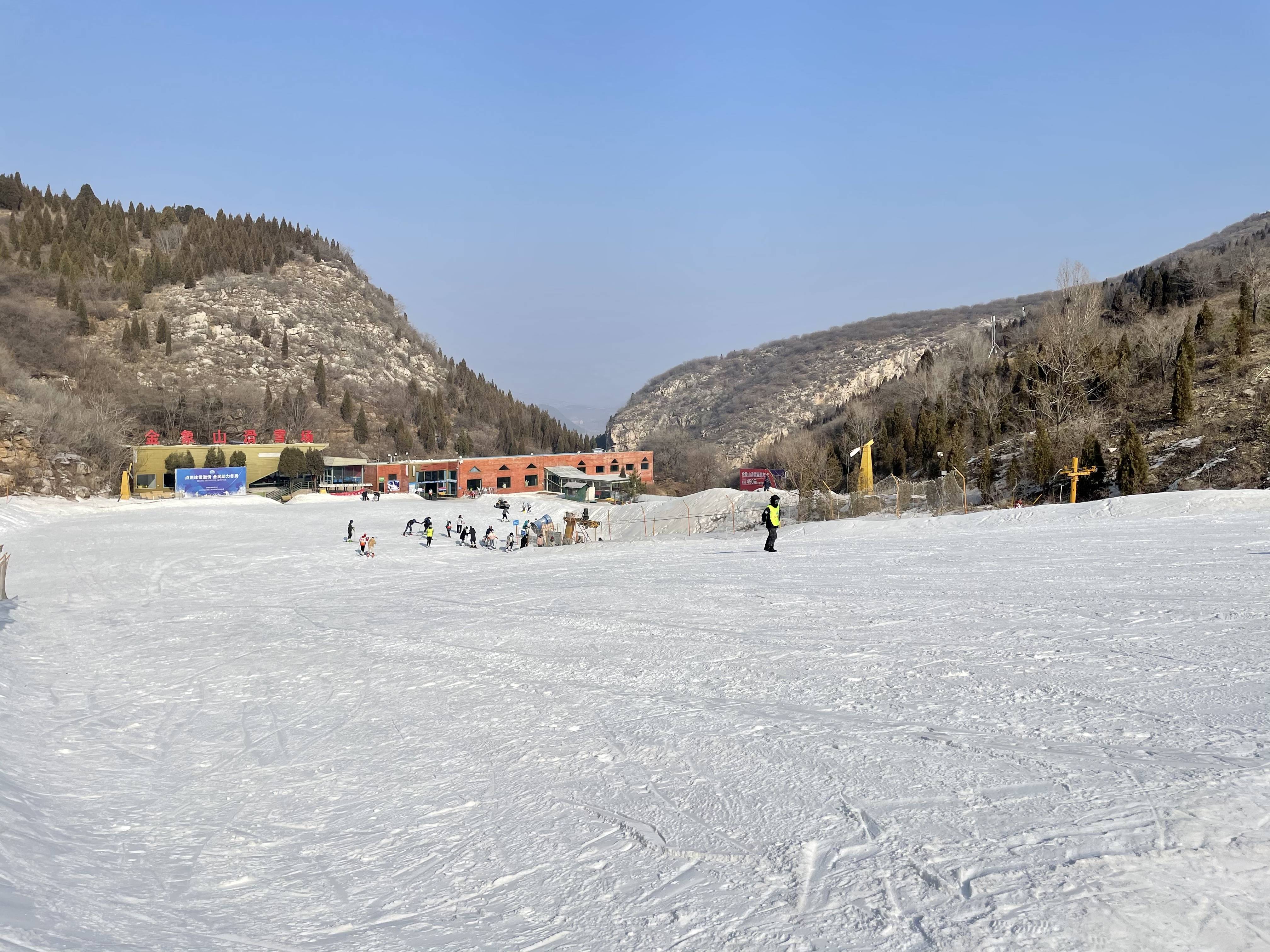 金象山滑雪场位于山东省济南市南部山区锦绣川仲宫镇商家金象山景区