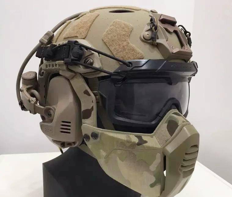 在我们印象中,军用头盔就等同于一个金属制成的帽子,是防护不到面部