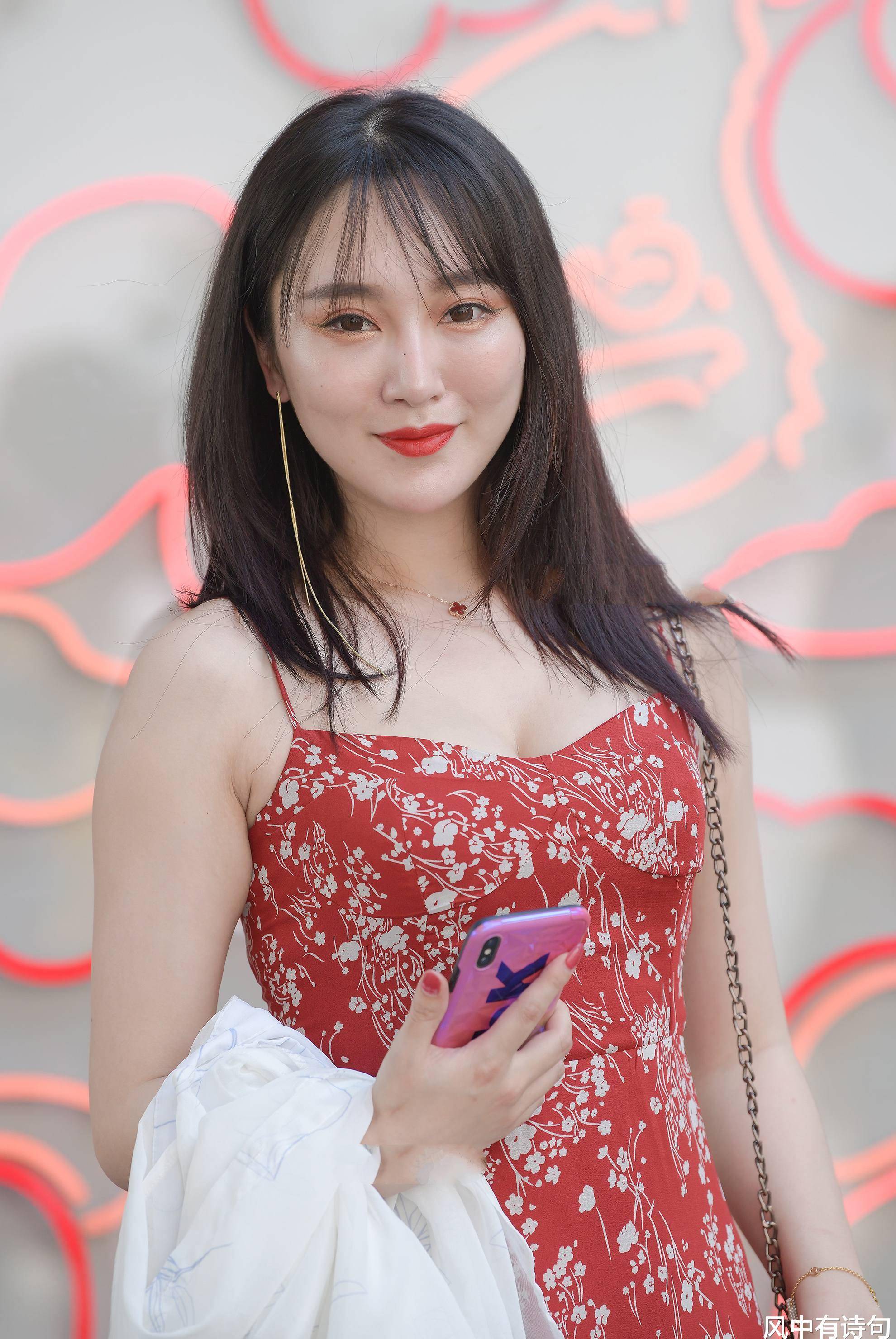 气质披肩发,尽显优雅_美女