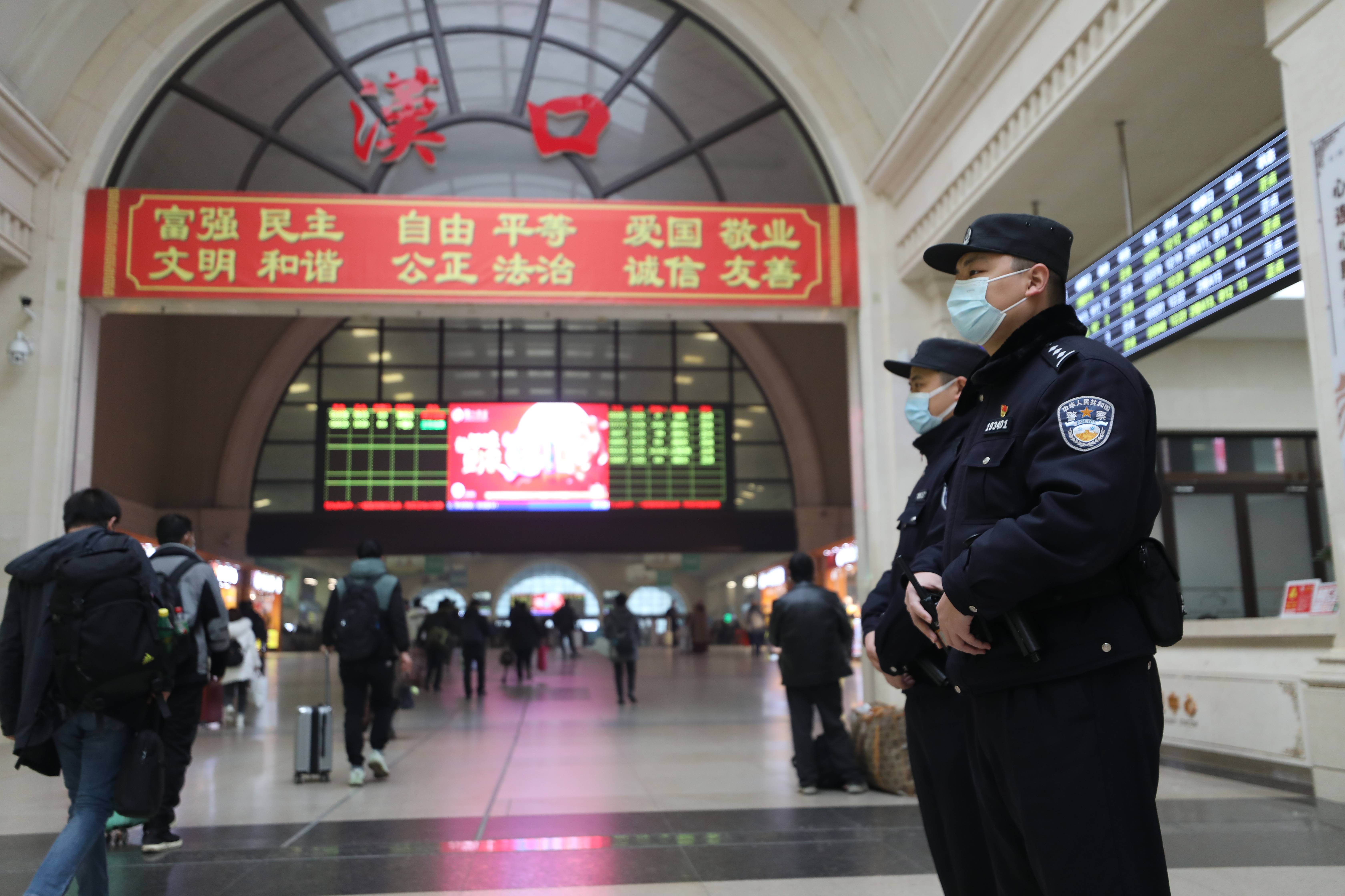 湖北武汉:春运前夕 铁路警方帮扶出行旅客 确保辖内安全有序