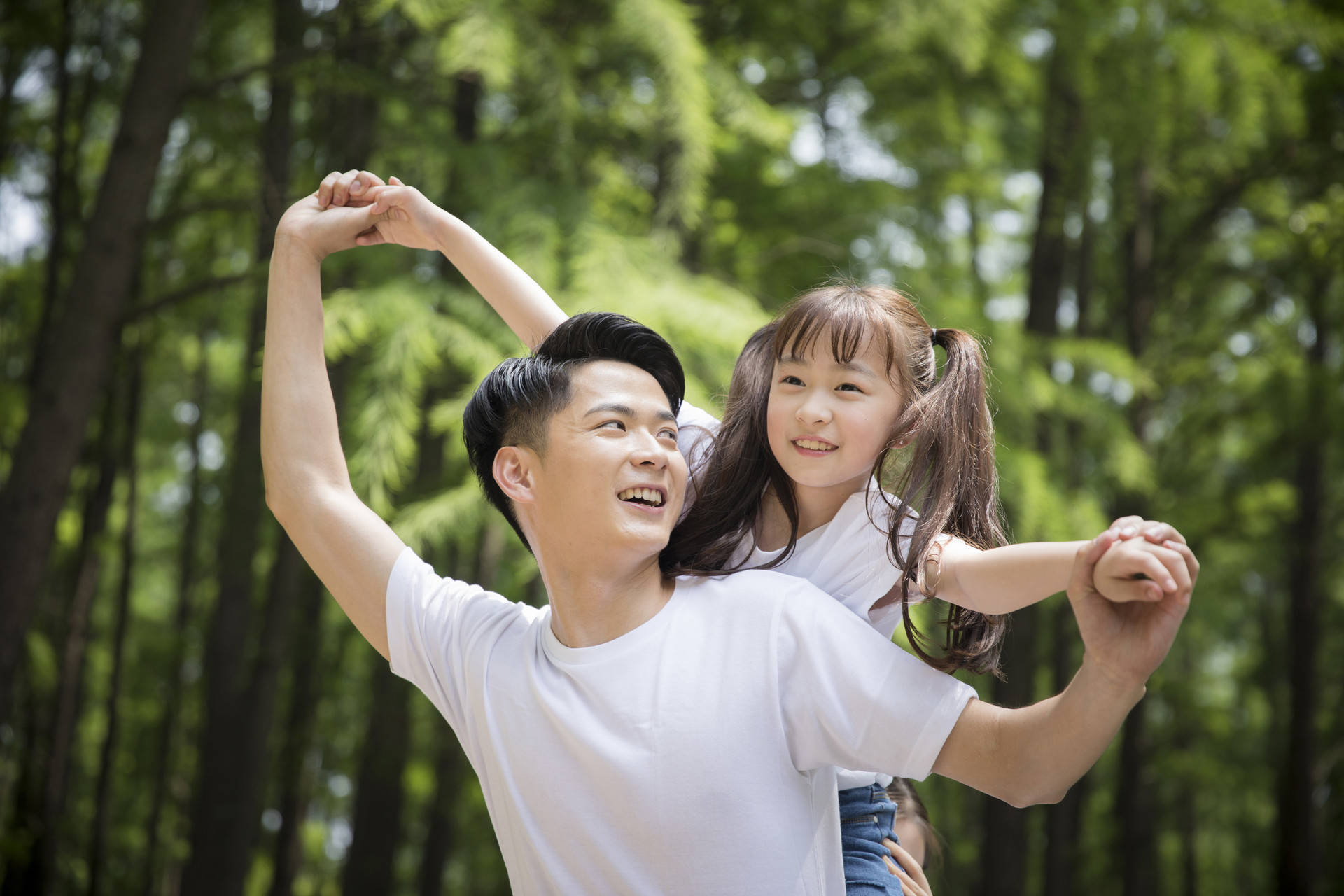 5,爸爸陪伴长大的女孩,性格更开朗,人际交往更顺利