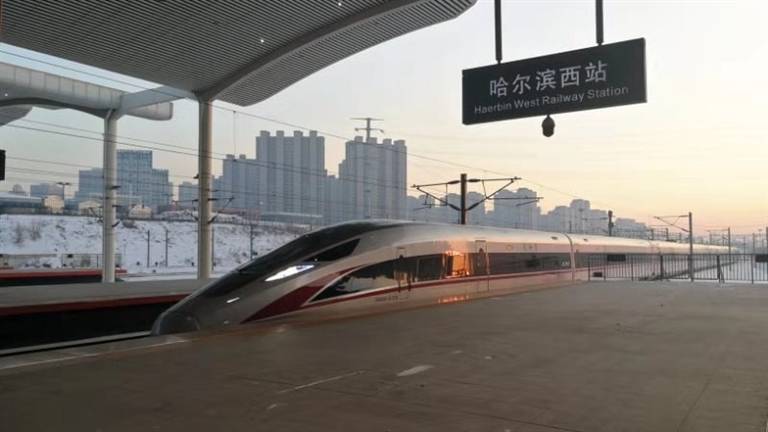 22日14时56分,北京朝阳站始发的g913次列车抵达哈尔滨西站,京哈高铁