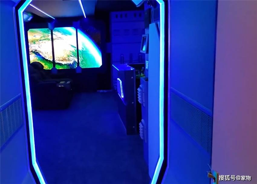 原创外国小哥把家里装修成科幻风,宇宙飞船元素太逼真,好似星际穿越