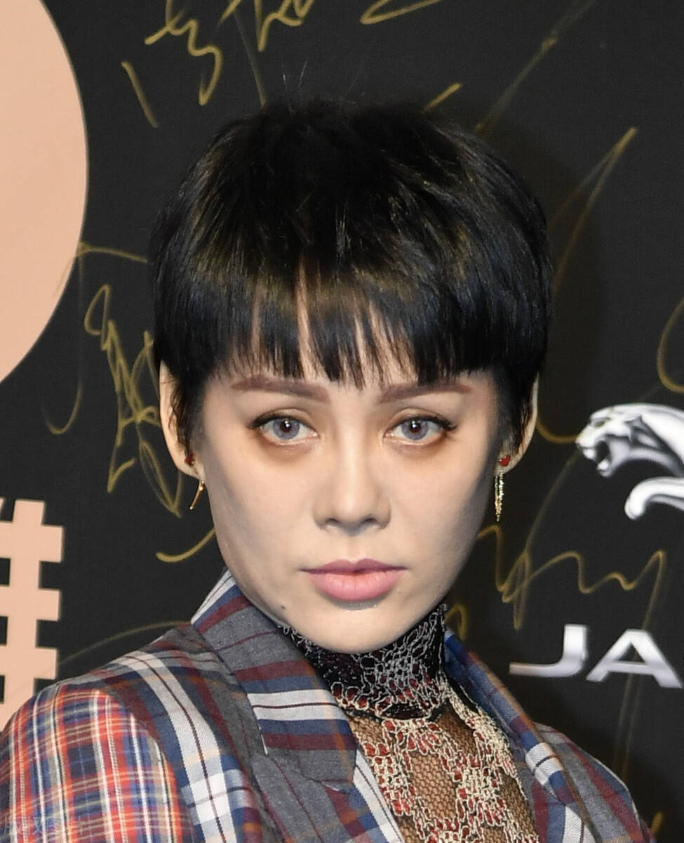 宁静素颜直播像老头!脸部松弛眼袋重,这肤质是往50岁奔的人了