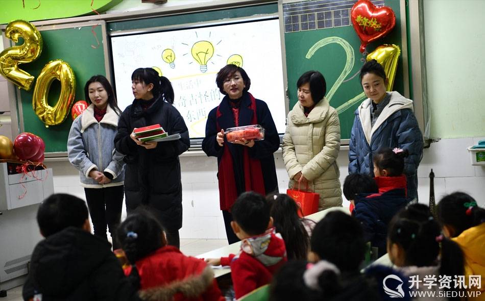 1/ 12 近日,成都市草堂小学(西区分校)各个班级举行了丰富的迎新活动