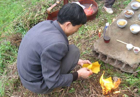 原创农村俗语"早清明,晚大冬,过年上坟小傍中"是啥意思?有何讲究