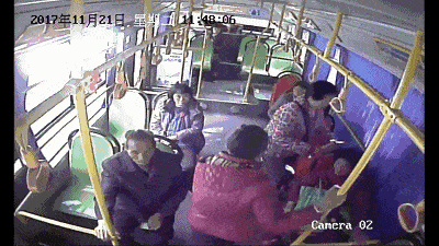 原创有感于上海浦东公交急刹车,后排女子被甩出2米远后身亡事件的思索