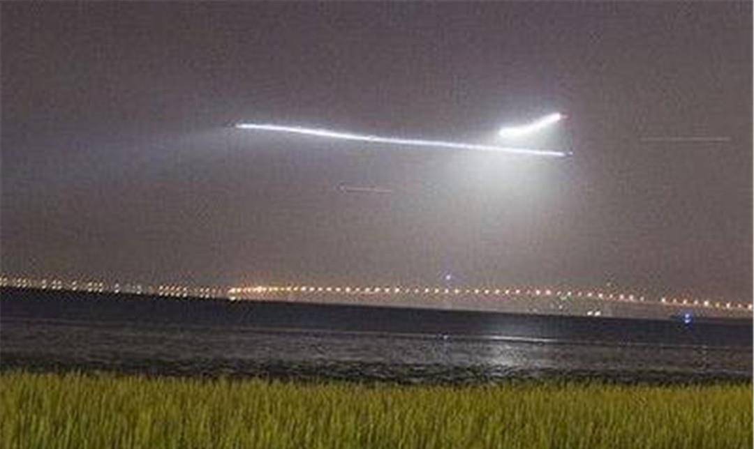 原创上海出现不明光点,螺旋状在空中停留10分钟,是外星人出现了吗?