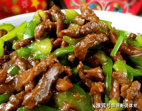 炒牛肉时,千万不能直接下锅,很多人不懂,难怪肉柴有腥味又粘锅
