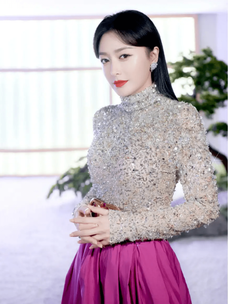 原创秦岚也太瘦了那么紧的裙子都能穿进去网友看着都呼吸困难