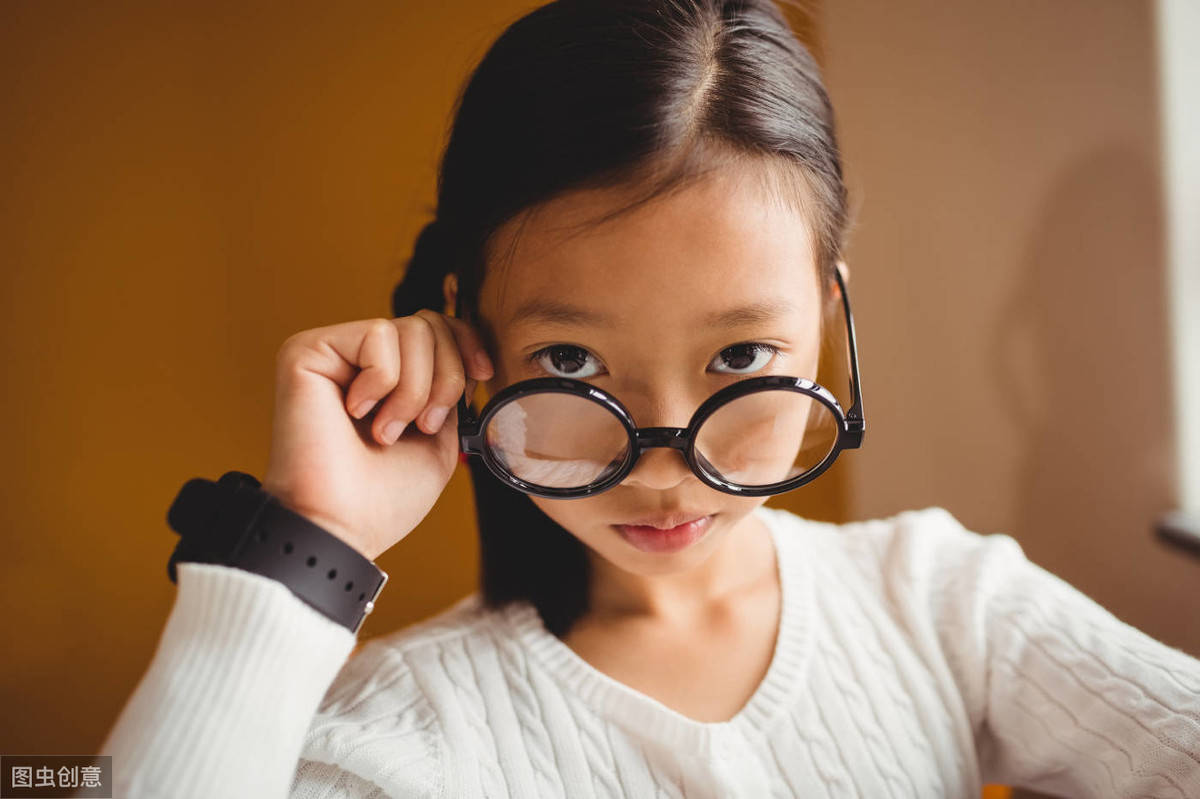 儿童的眼睛调节能力比较强,能看见物体并不代表度数会增加.