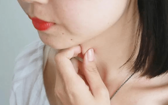 脖子老是隐隐作痛,这是甲状腺疾病的前兆吗?