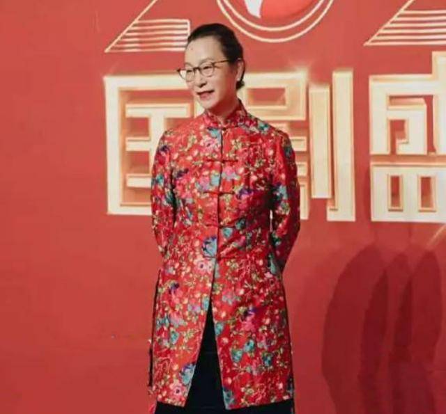66岁奚美娟越老越敢穿东北大花袄配奶奶裙意外减龄提气色