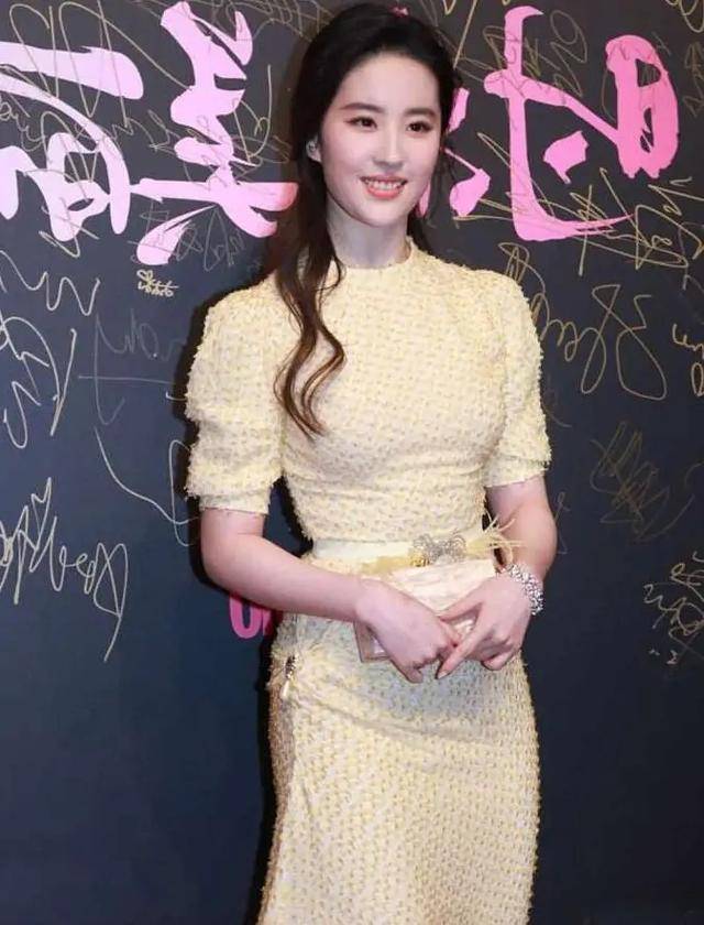 原创刘亦菲"不发福"的时候真挺美,淡黄色礼裙又仙又柔,好让人着迷