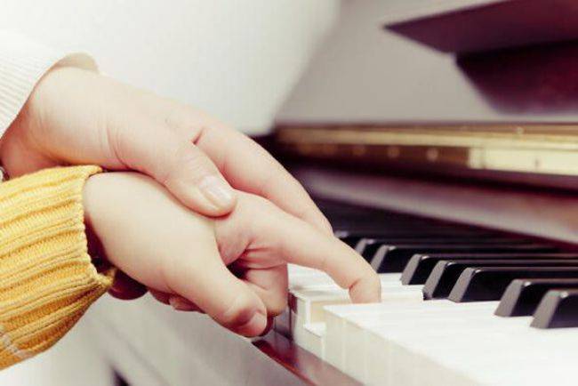 外卖小哥送餐途中,弹钢琴走红:孩子学乐器到底是为了啥?