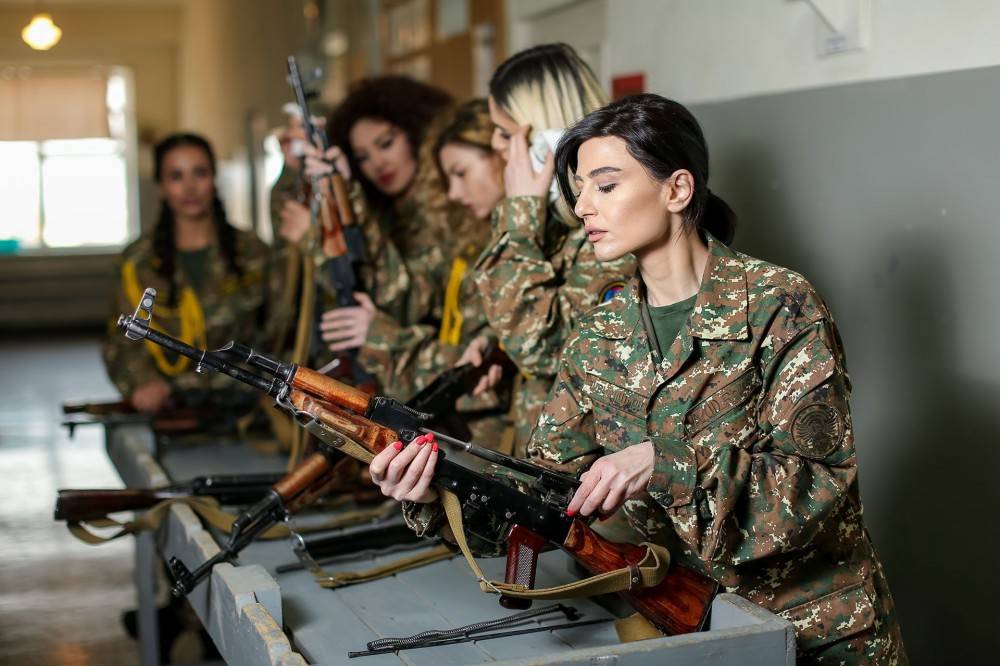 这些姑娘们虽然穿上了亚美尼亚军队特有的数码迷彩服,却和真正的女兵