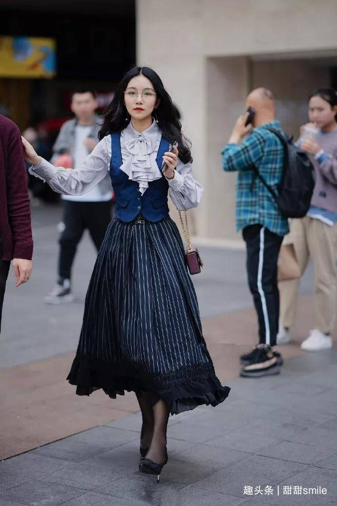 下半身穿戴一条宽松的伤情,让她显得愈加的诱人,脚上穿上一双丝袜