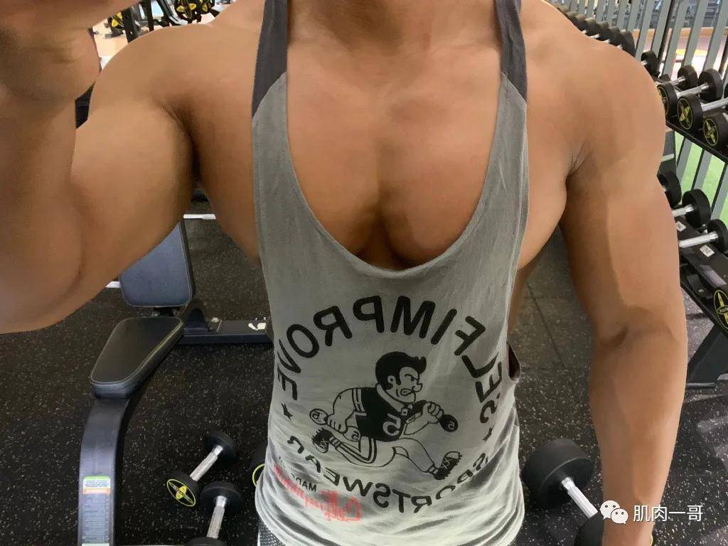 小哥身上最漂亮的部位就是 他那一副饱满q弹厚实的大胸肌了 男默女泪
