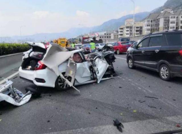 车出事故,先报警还是报保险?搞错车险就白买了,别不当
