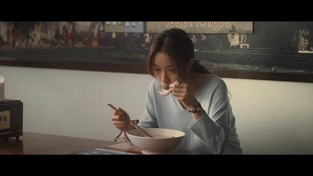 这部电影,借莉芳的心路历程,探讨了女性的婚姻困境:到底,女性该以何种