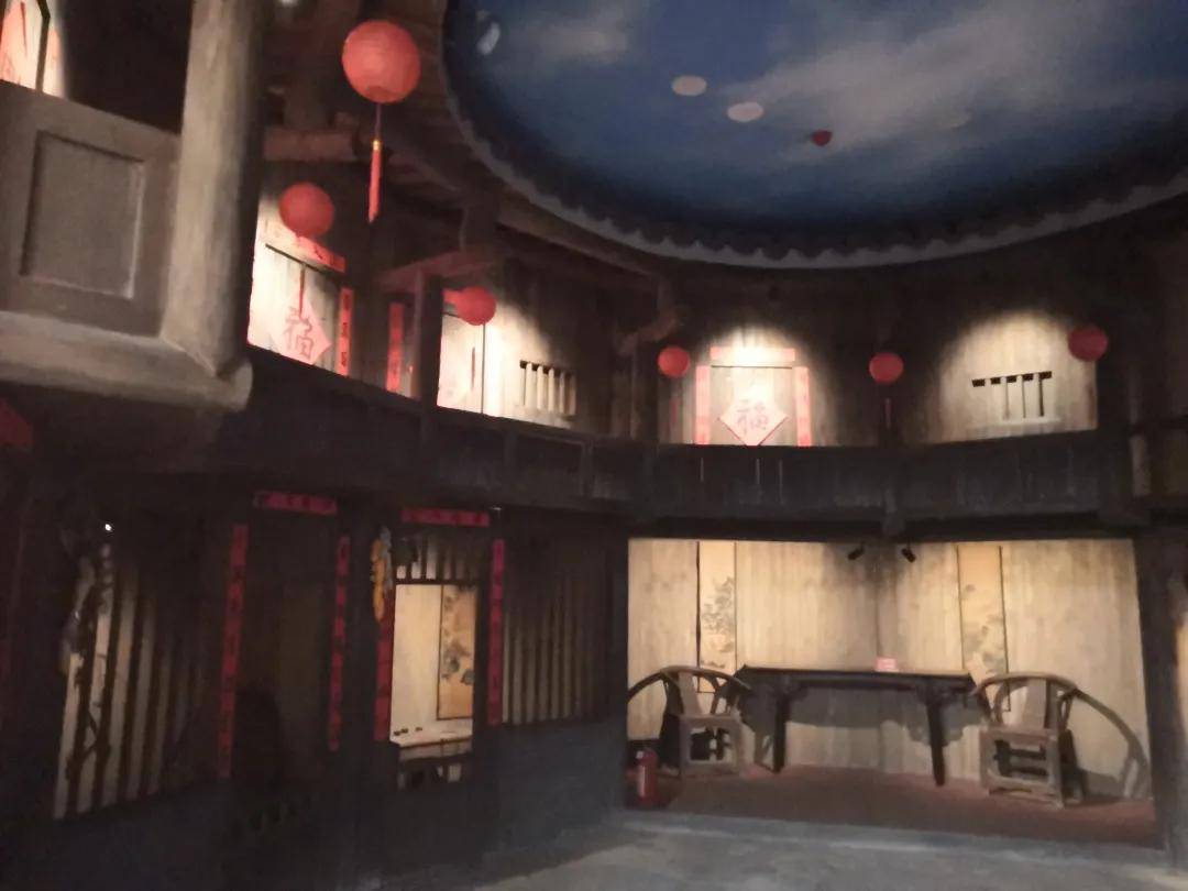 博物馆在基本展览"龙江长歌"中将一个展厅搭建为土楼的内部,让观众