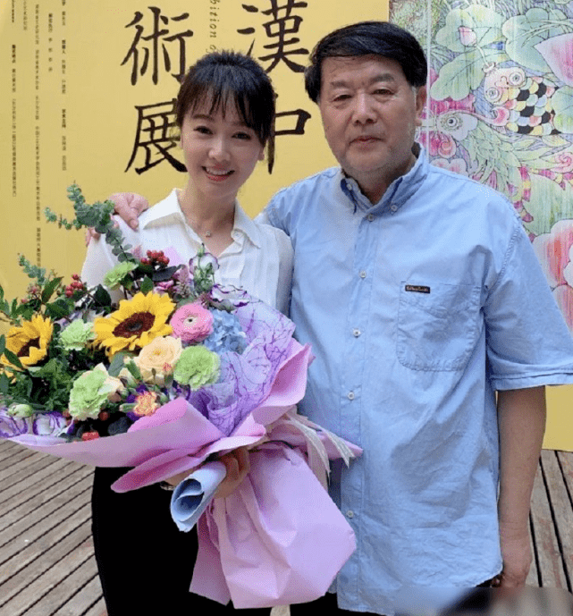 原创左小青宣布离婚后采访视频曝光坦言爱情虚无缥缈不如努力工作