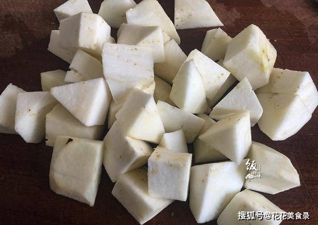 再把茄子切滚刀块备用.