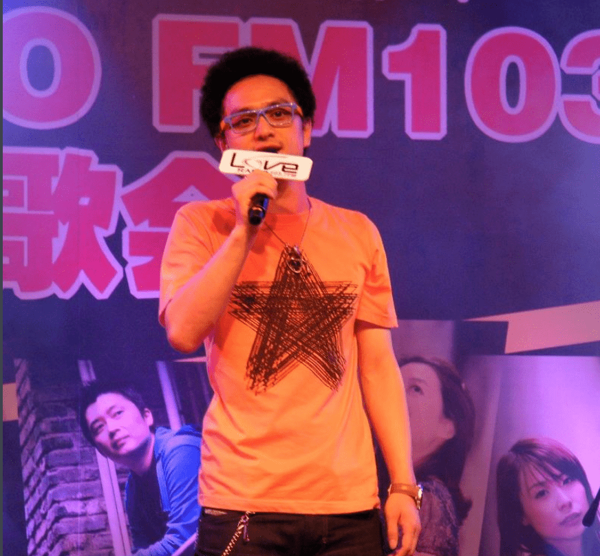 赵英俊通过《我型我秀》进入娱乐圈,和张杰是同一届作战的选手.